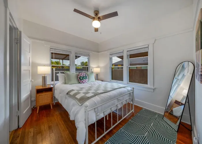 Close To U Of A, Stylish And Cozy, 1 Bedroom 1 Ba, Porch *