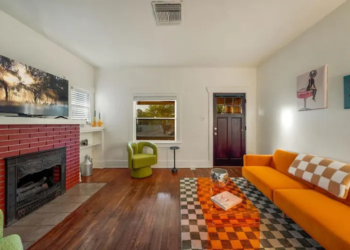 Dom wakacyjny Close To U Of A, Stylish And Cozy, 1 Bedroom 1 Ba, Porch