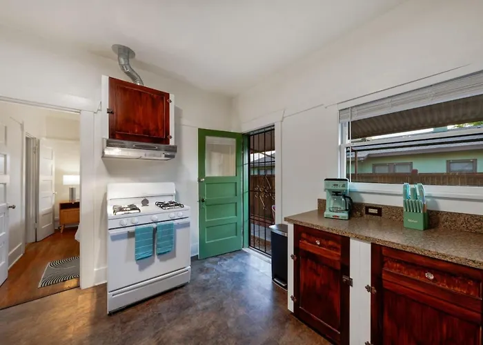Dom wakacyjny Close To U Of A, Stylish And Cozy, 1 Bedroom 1 Ba, Porch *