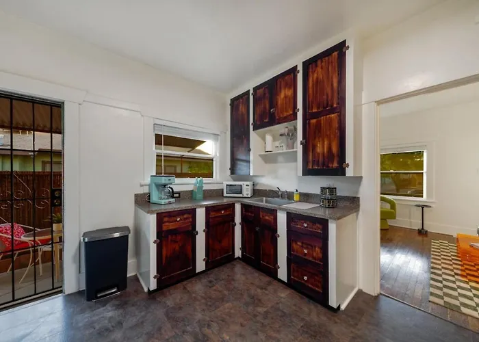 Dom wakacyjny Close To U Of A, Stylish And Cozy, 1 Bedroom 1 Ba, Porch *