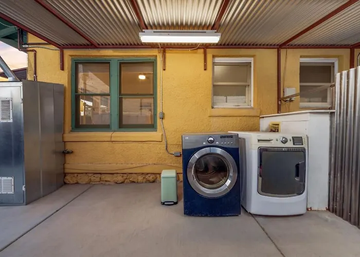 Dom wakacyjny Close To U Of A, Stylish And Cozy, 1 Bedroom 1 Ba, Porch *